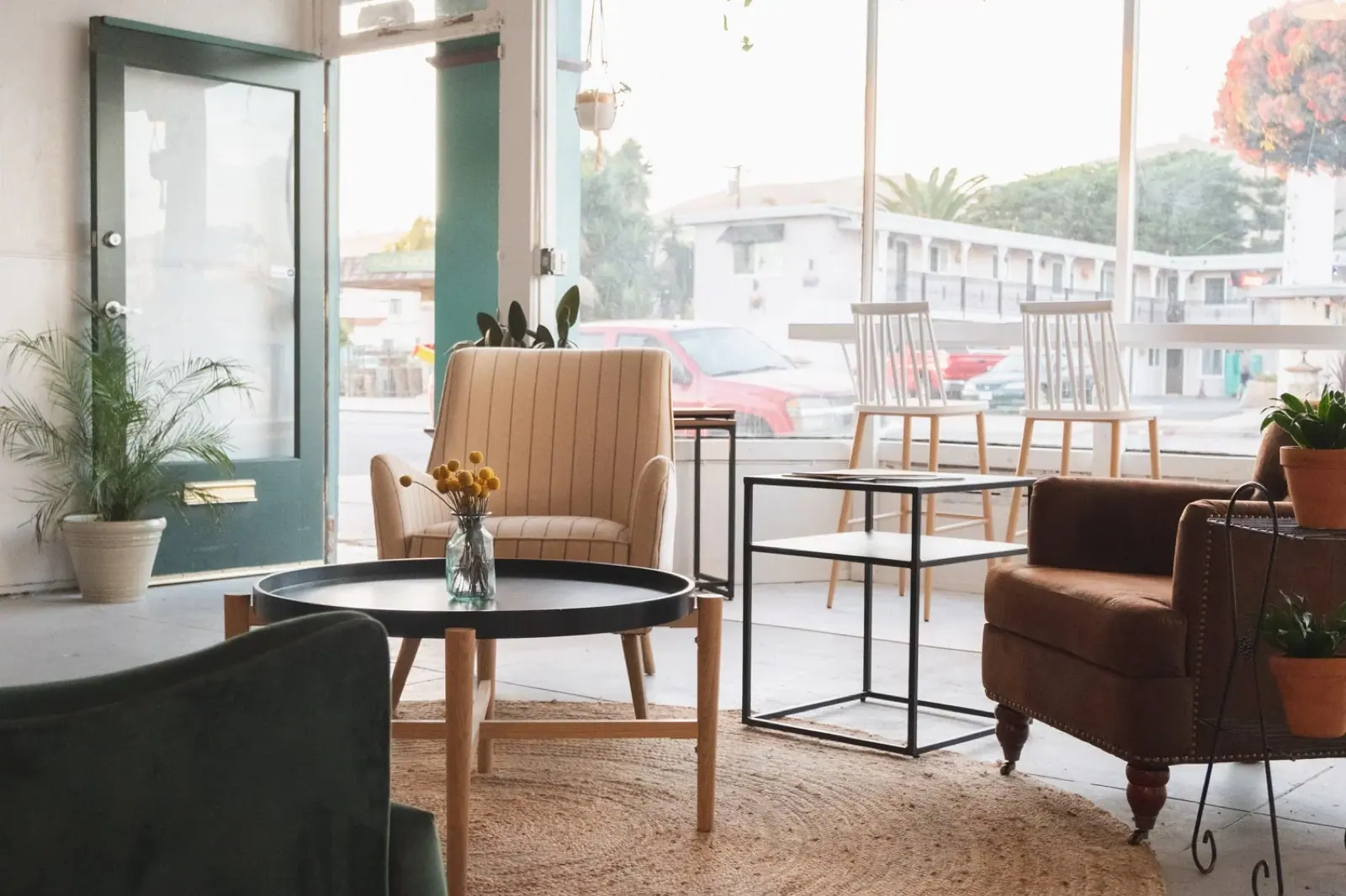 The lounge and smaller work tables near the entrance